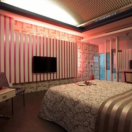 Love Star Motel Taoyuan Exteriör bild